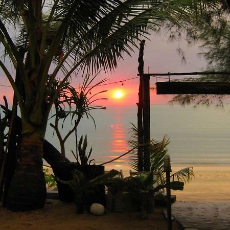 Goldkey Bungalow Hotel Koh Phayam Exterior photo