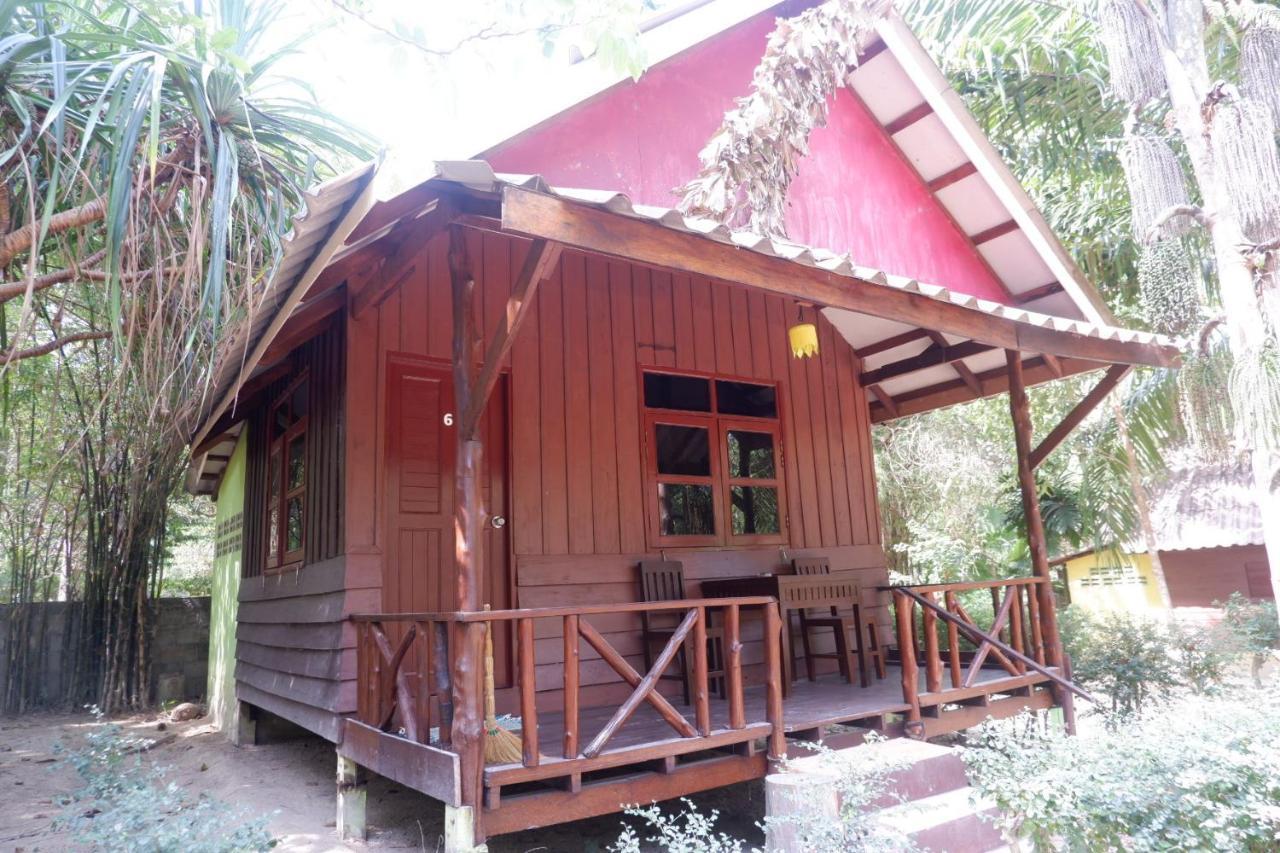 Goldkey Bungalow Hotel Koh Phayam Exterior photo
