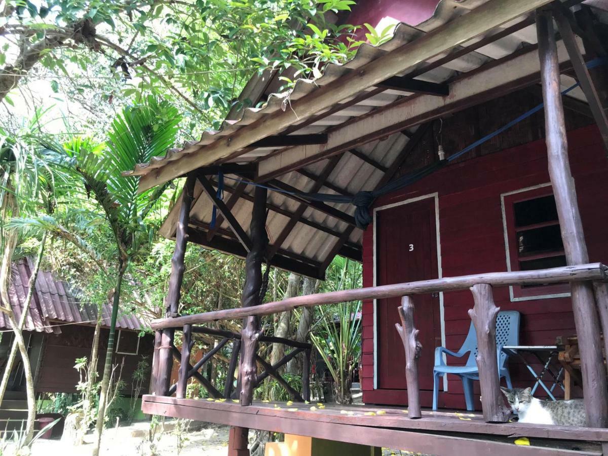 Goldkey Bungalow Hotel Koh Phayam Exterior photo