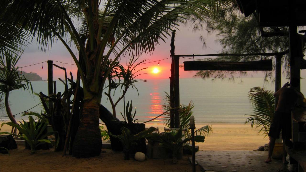 Goldkey Bungalow Hotel Koh Phayam Exterior photo