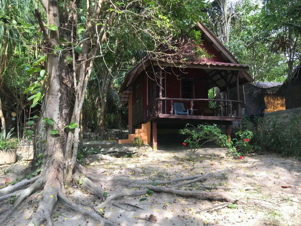 Goldkey Bungalow Hotel Koh Phayam Exterior photo
