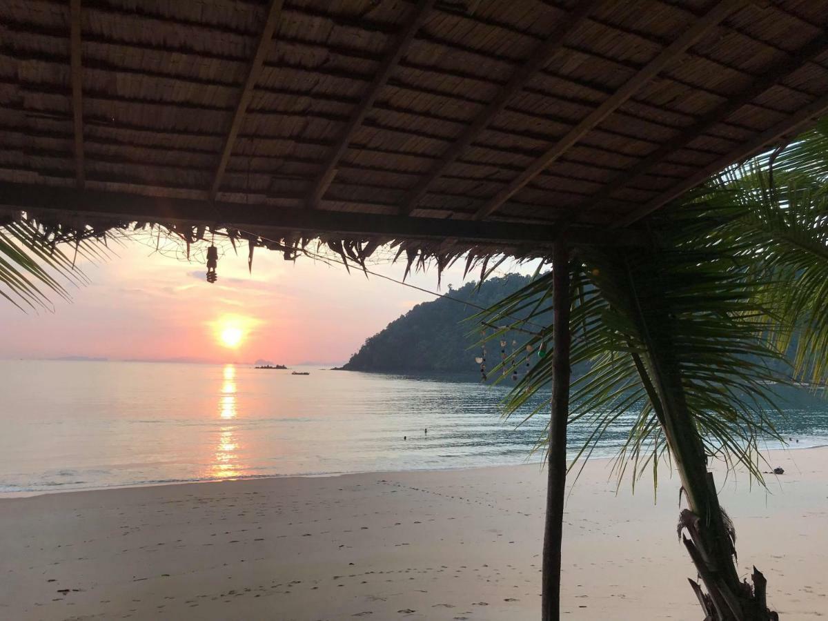 Goldkey Bungalow Hotel Koh Phayam Exterior photo