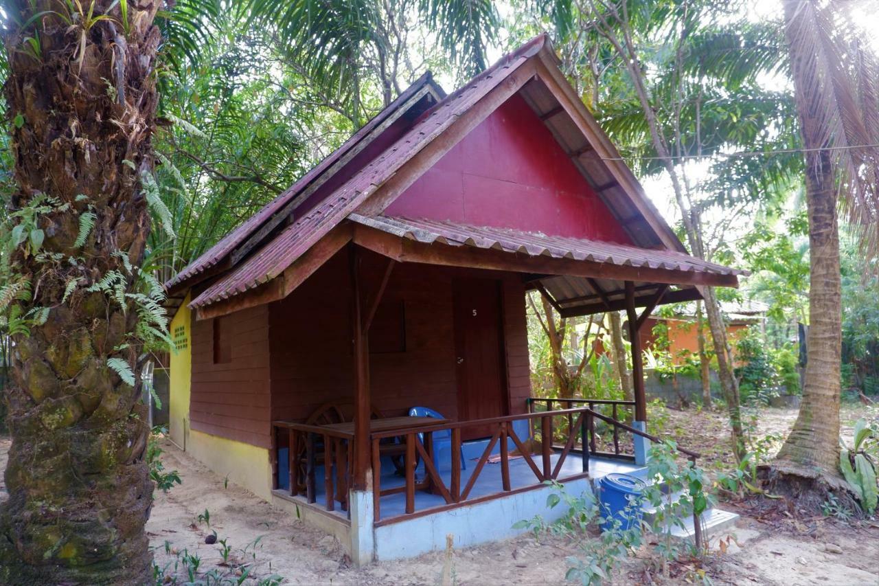 Goldkey Bungalow Hotel Koh Phayam Exterior photo