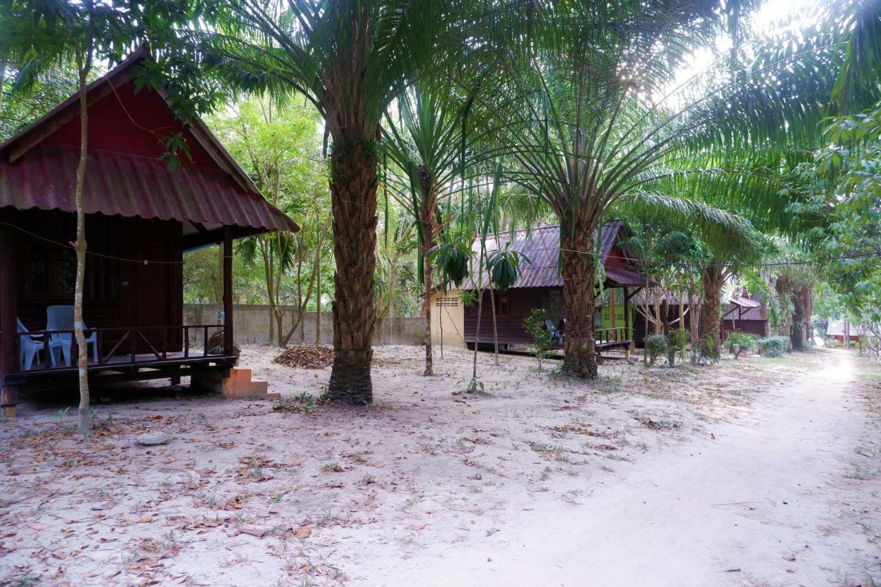 Goldkey Bungalow Hotel Koh Phayam Exterior photo
