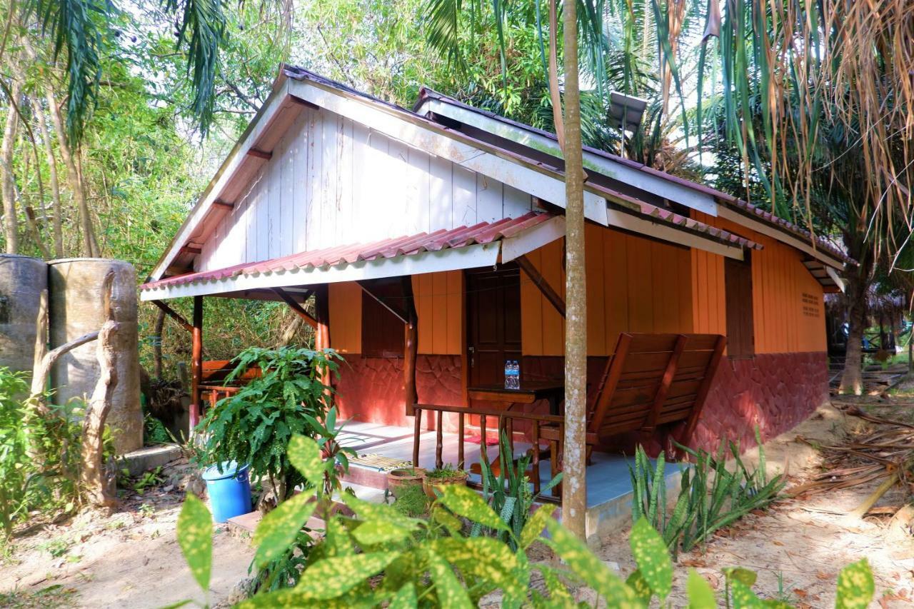 Goldkey Bungalow Hotel Koh Phayam Exterior photo